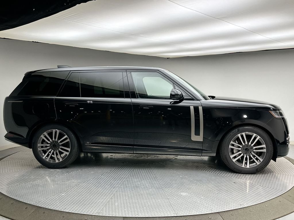 New 2026 Santorini Black Metallic Land Rover SE image 4