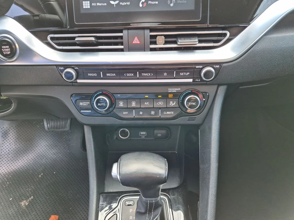 Used 2020 White Kia LXS image 26