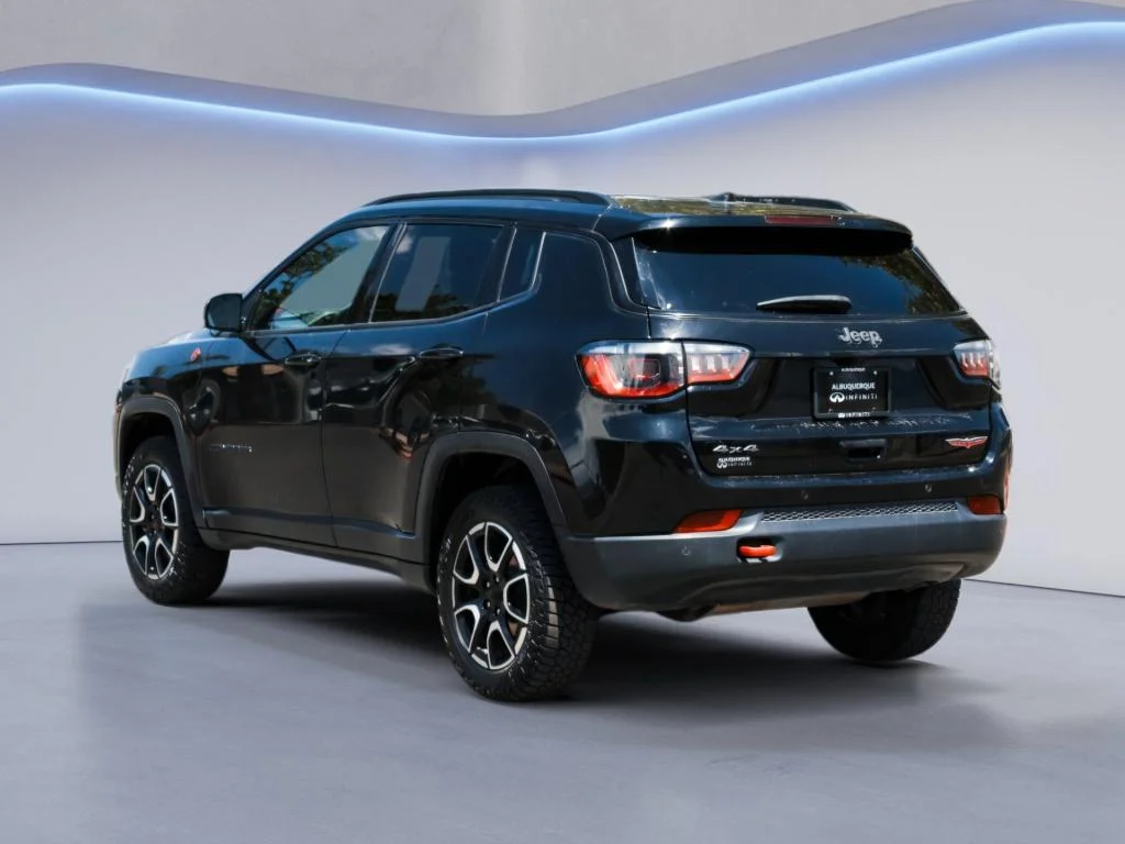 Used 2024  Jeep Trailhawk image 7