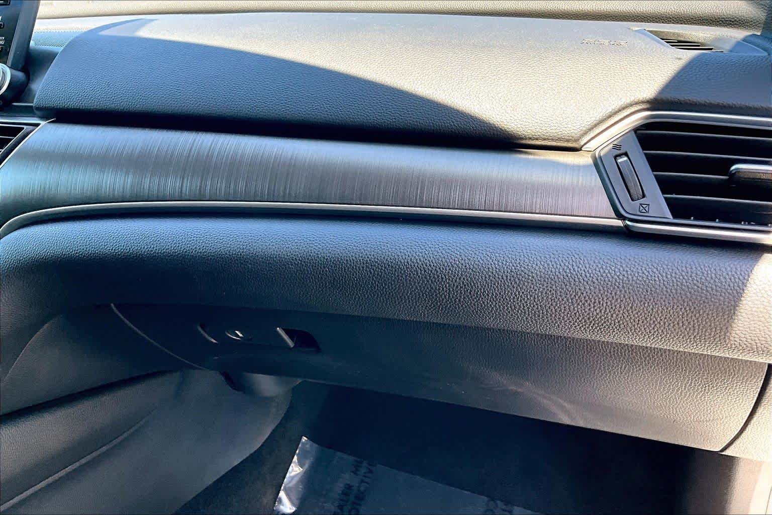 Used 2020 Platinum White Pearl Honda  image 18