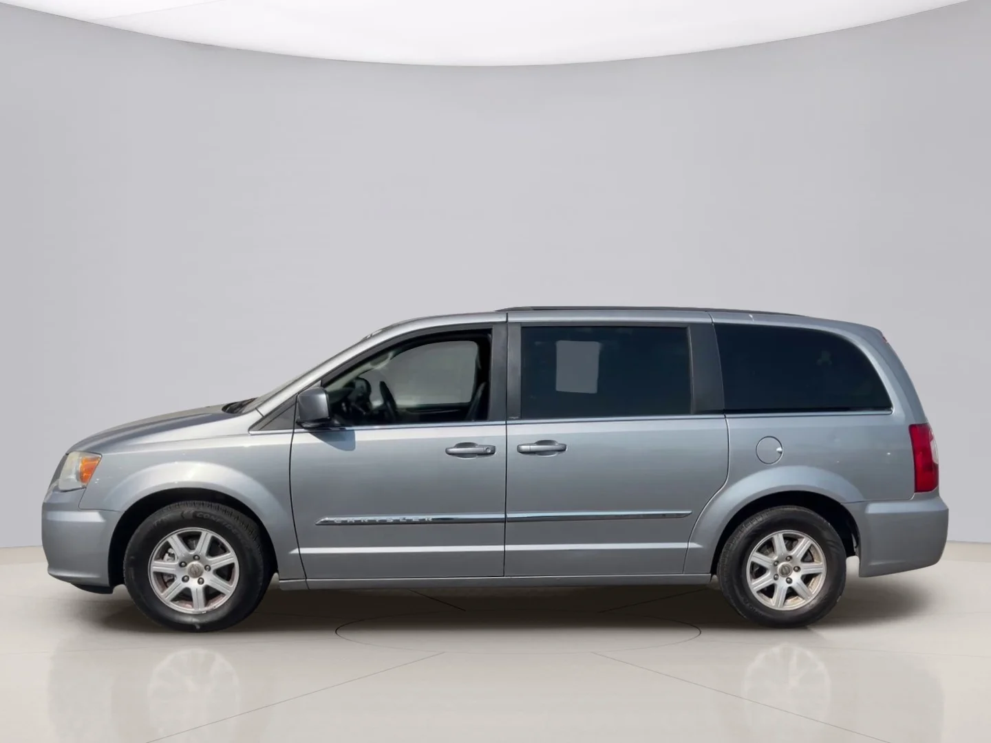Used 2013 Silver Chrysler TOURING image 2