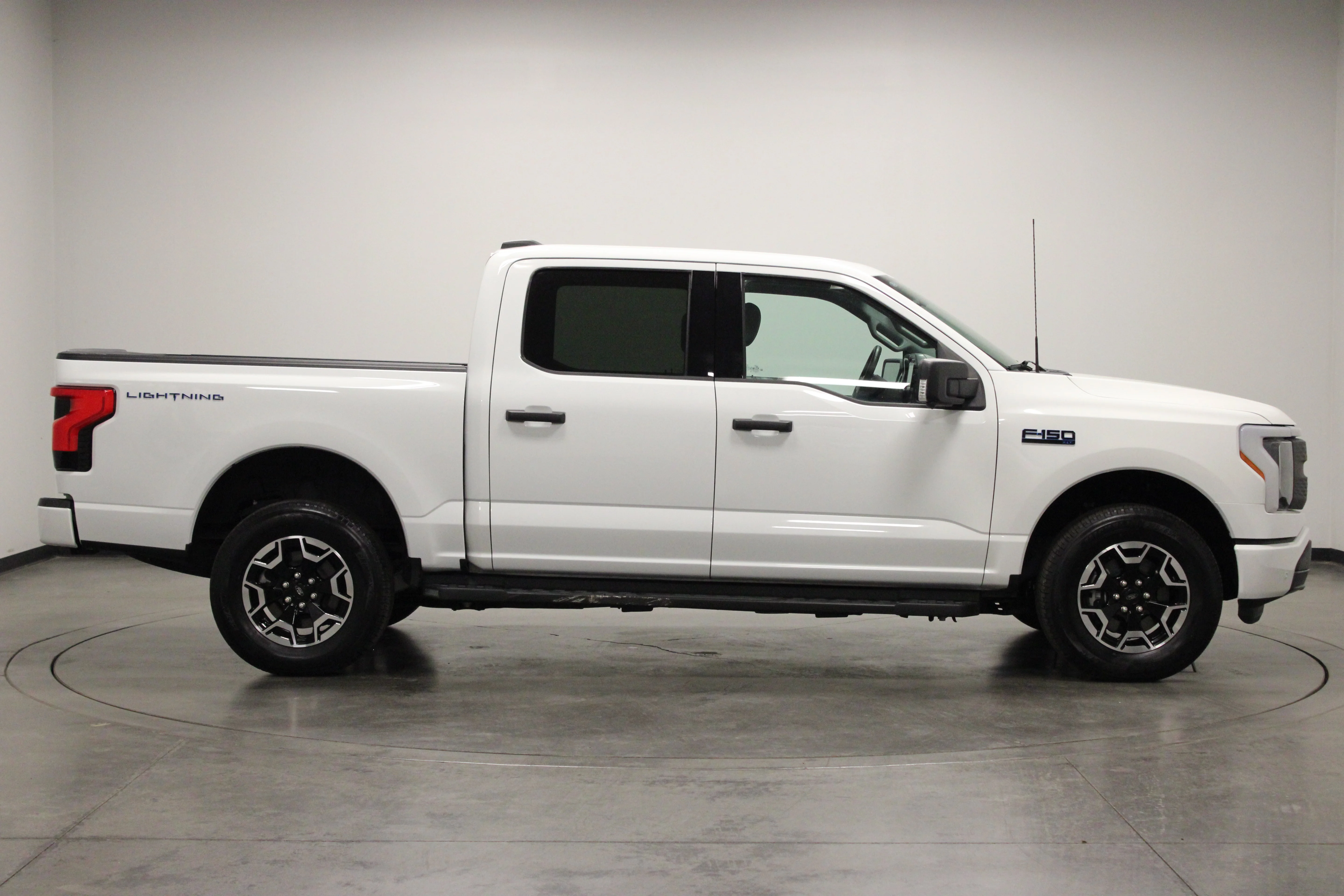 Used 2023 Oxford White Ford XLT image 9