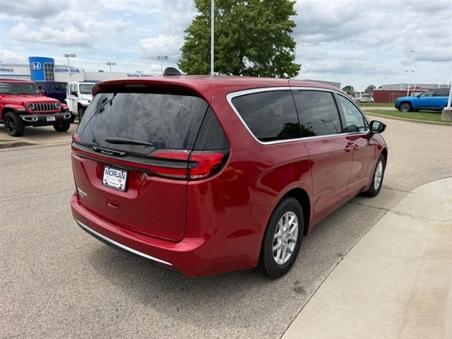 New 2027 Red Hot Pearl-Coat Exterior Paint Chrysler Select image 4