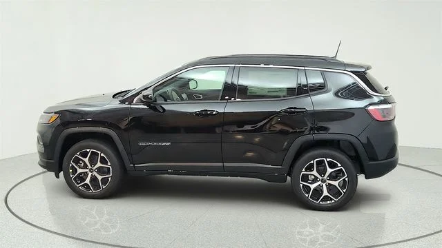 New 2026 Diamond Black Crystal Pearl-Coat Exterior Paint Jeep Limited image 7