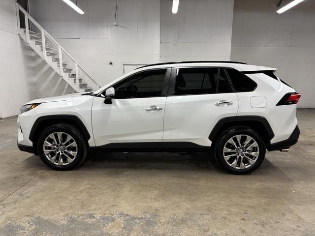 Certified Used 2025 WIND CHILL PEARL Toyota  image 4