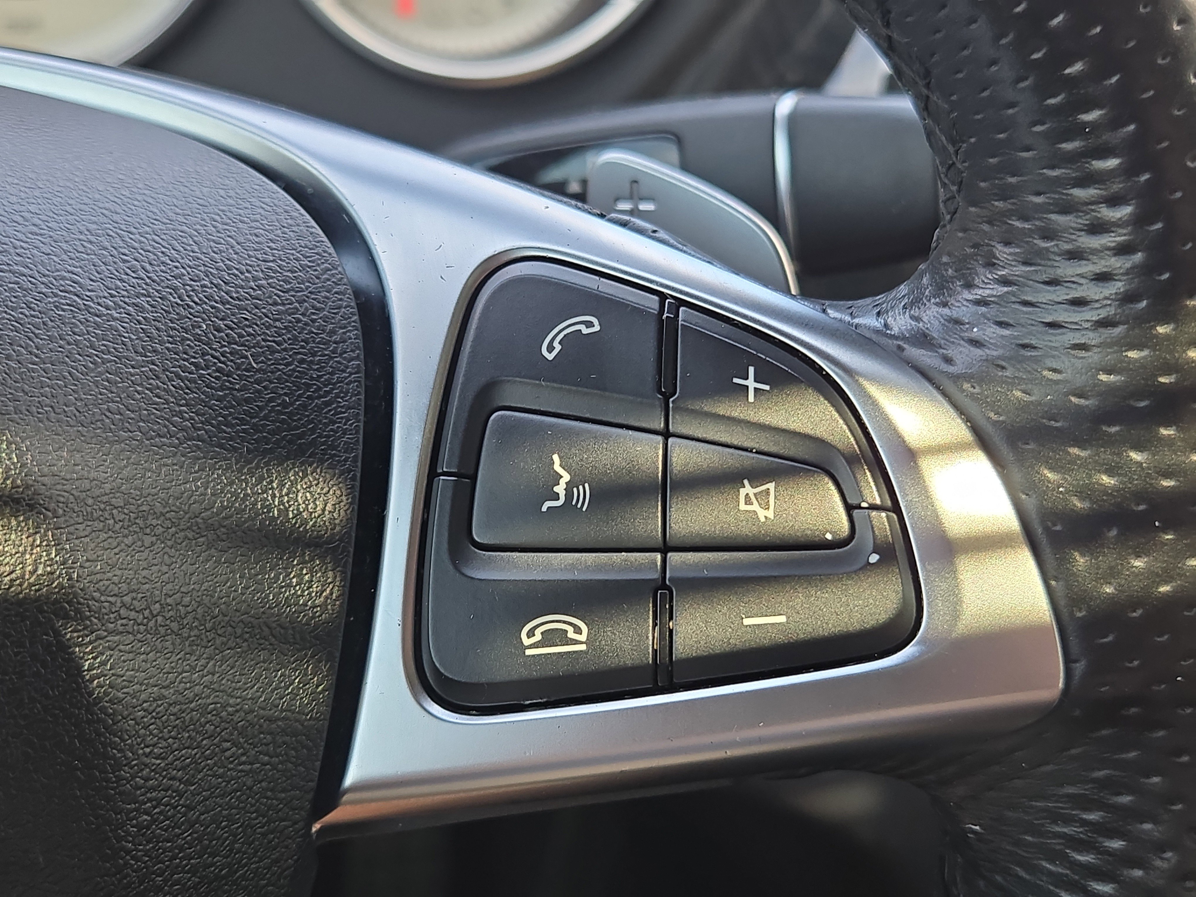 Used 2018 Red Mercedes-Benz 4MATIC® image 24