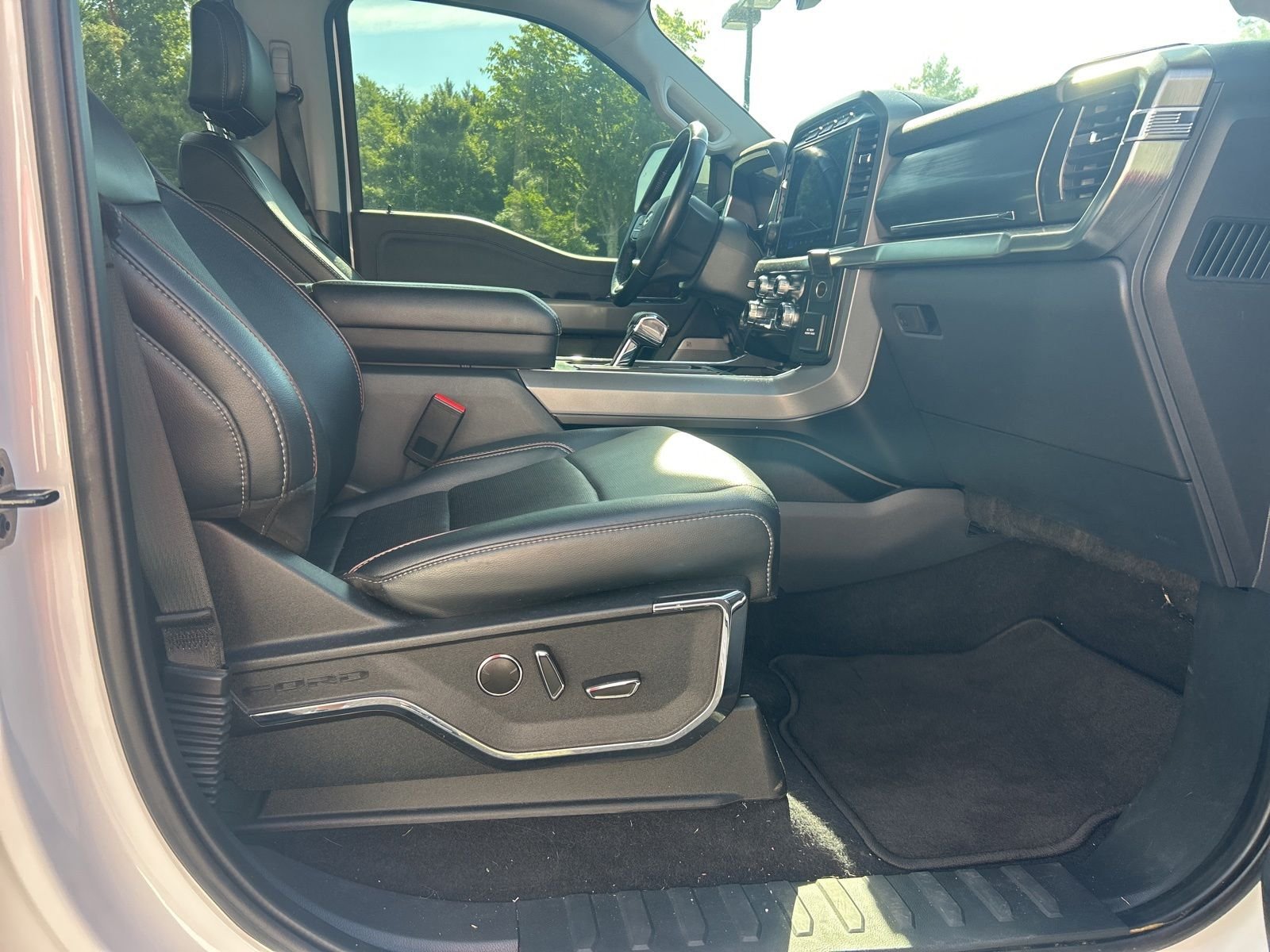 Used 2023  Ford Lariat image 27