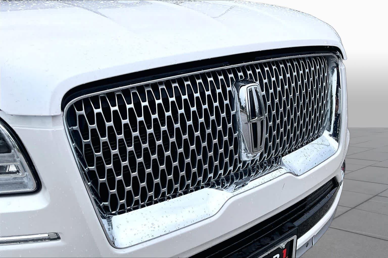 Used 2018 White Platinum Metallic Tri-Coat Lincoln Reserve image 30