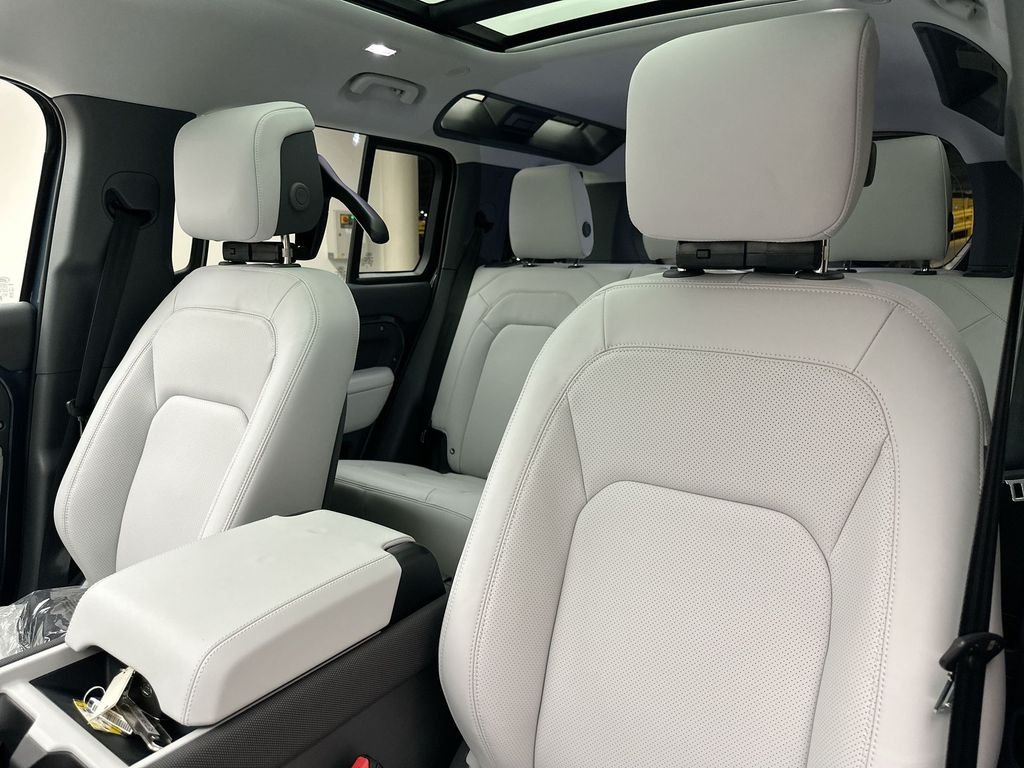 New 2026 Tasman Blue Land Rover S image 10