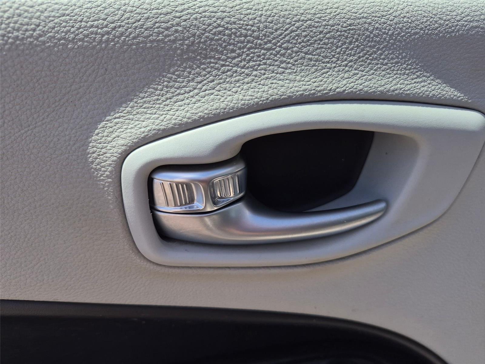 Used 2018 White Clearcoat Jeep Latitude image 12