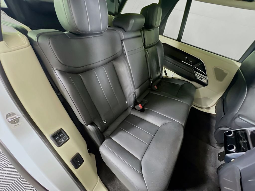 Used 2022 Fuji White Land Rover SE image 30