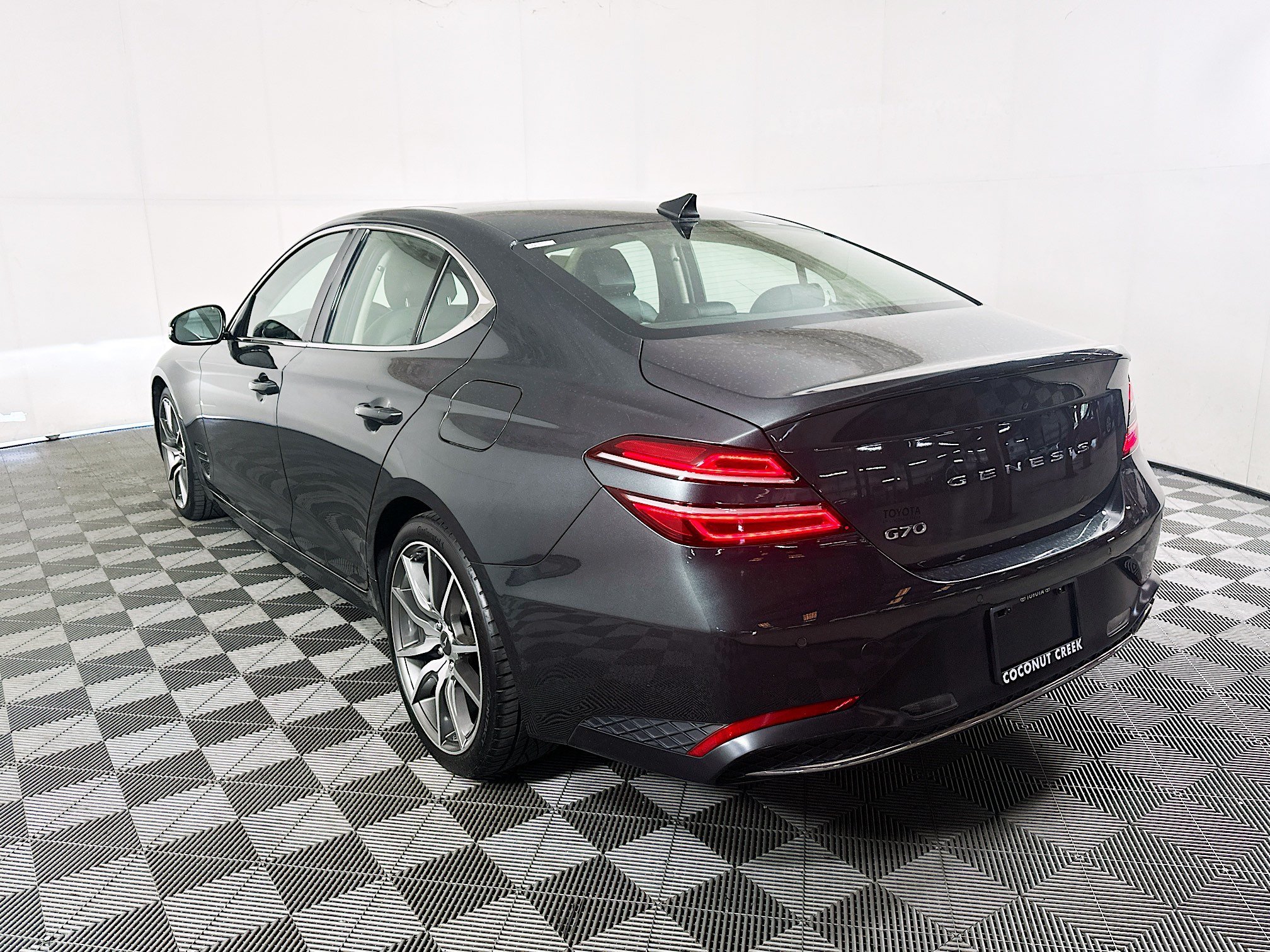 Used 2022 Black Forest Green Genesis 2.0T image 5