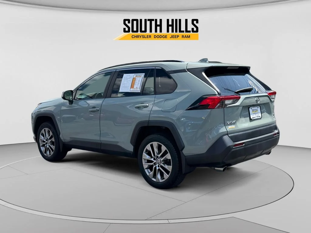 Used 2022 Green Toyota XLE Premium image 3