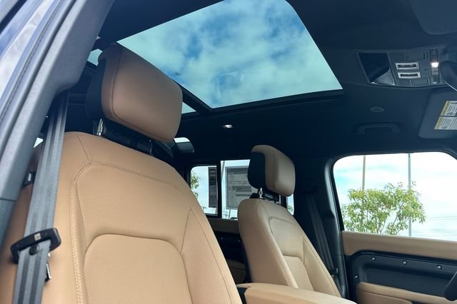 New 2026 Santorini Black Land Rover X-Dynamic SE image 15