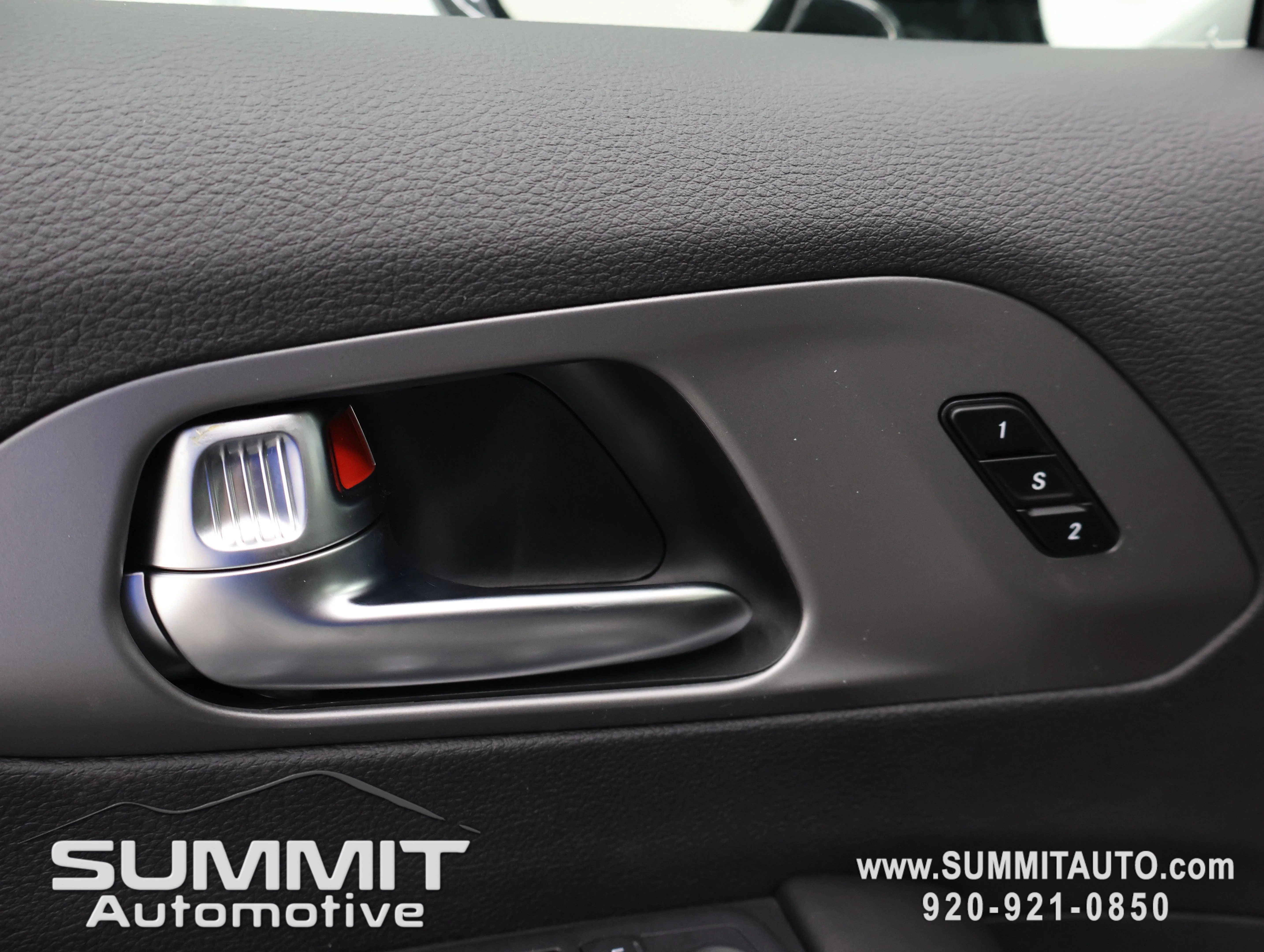 New 2027 Diamond Black Crystal Pearl-Coat Exterior Paint Chrysler Limited image 54