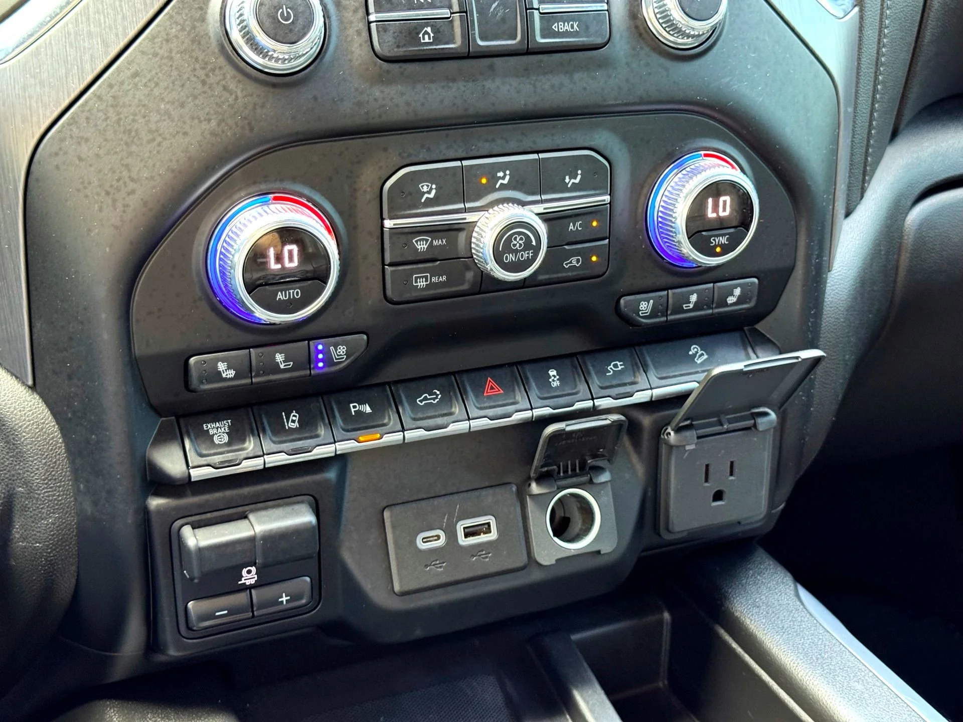 Used 2022 Onyx Black GMC Denali image 28