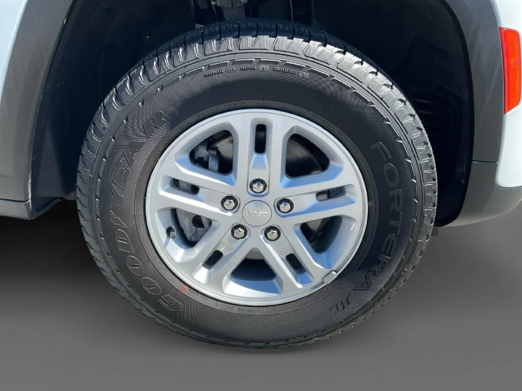 Used 2023 White Jeep Laredo image 16