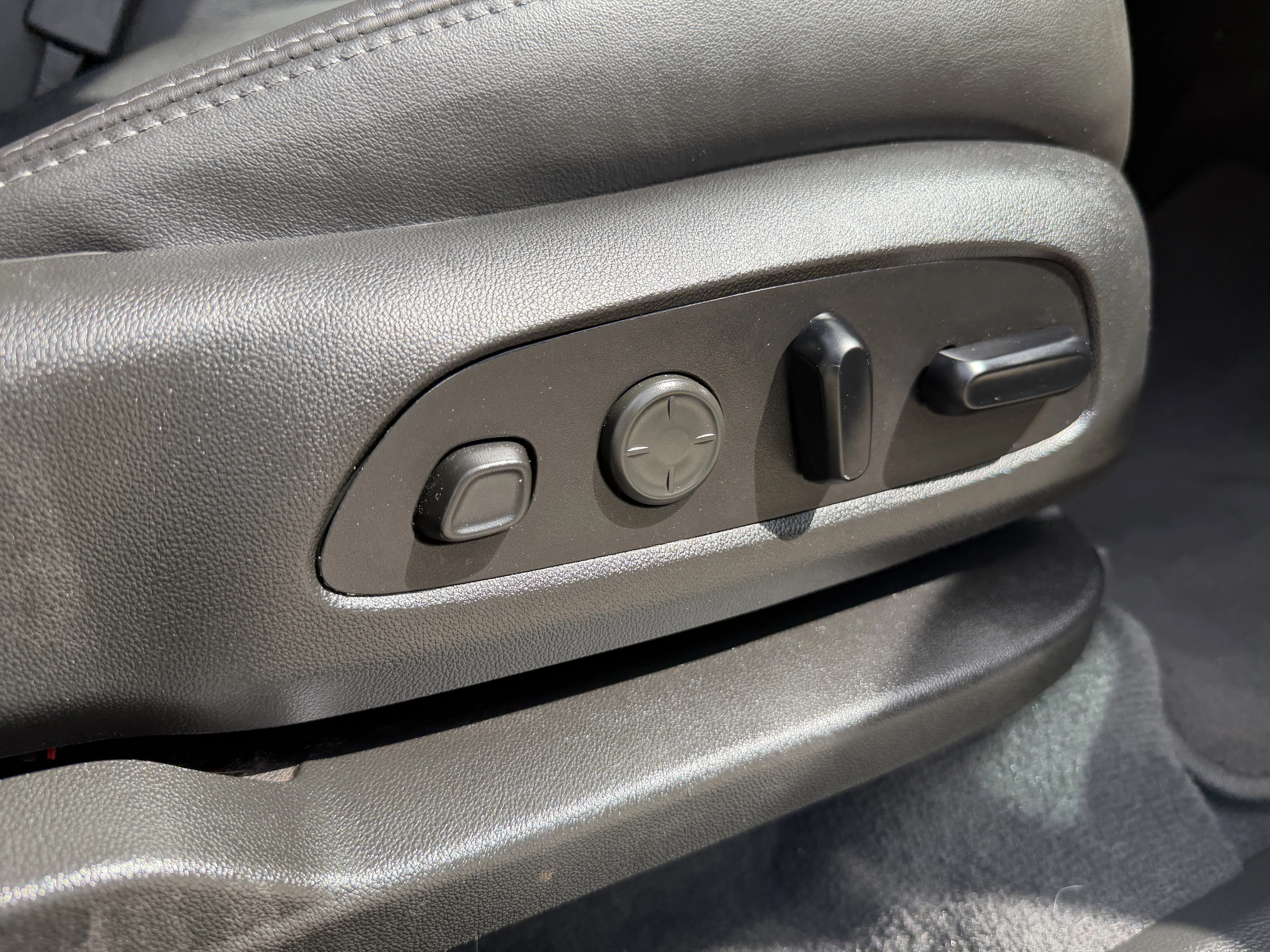 Used 2021 Ebony Twilight Metallic Buick Avenir image 25