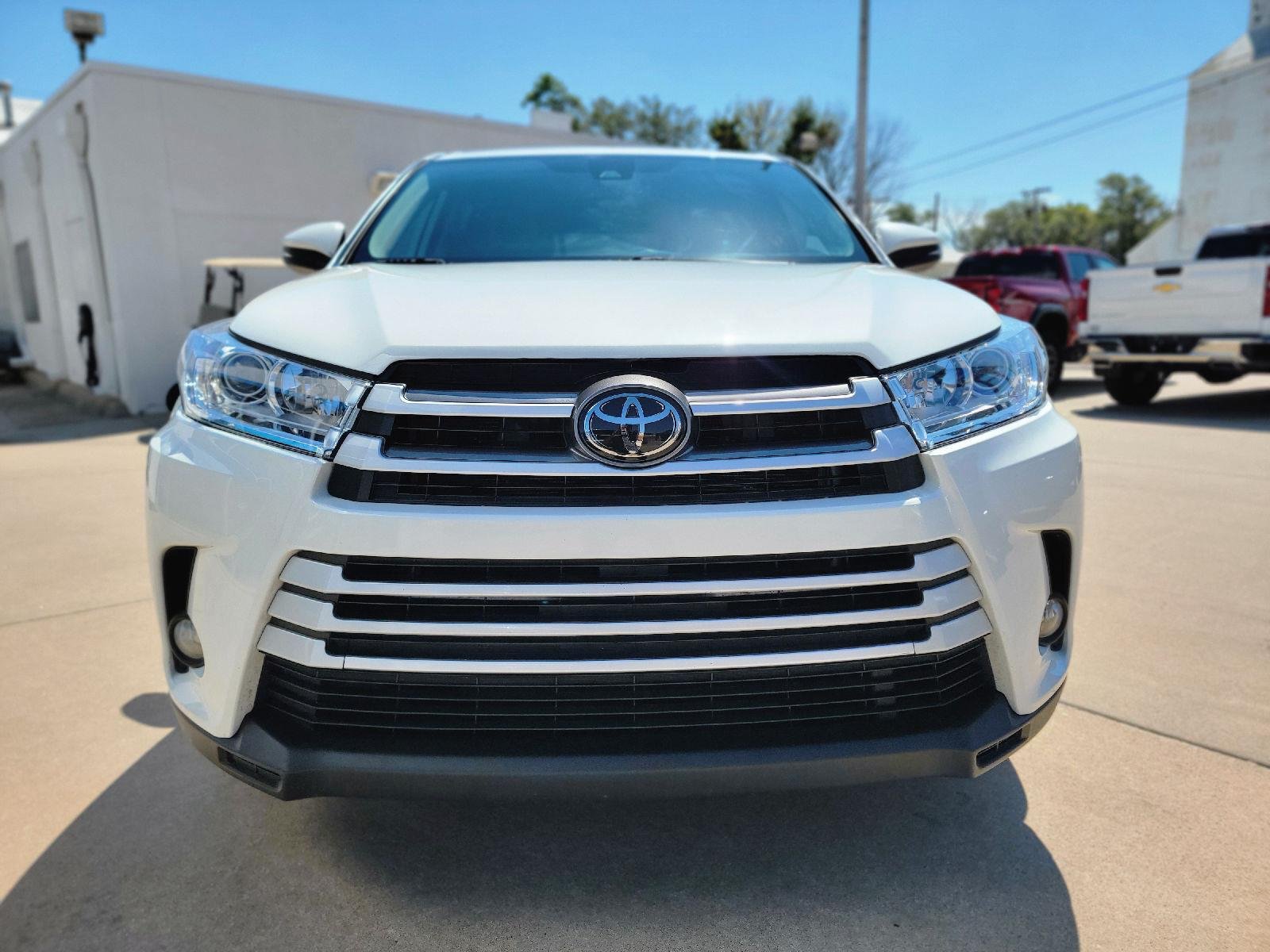 Used 2018 Toyota Highlander LE Plus with VIN 5TDZZRFHXJS287621 for sale in Haven, KS