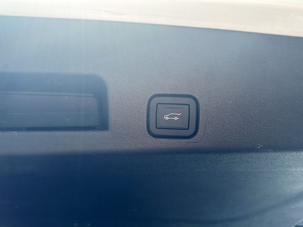 Used 2025 Summit White GMC Elevation image 17