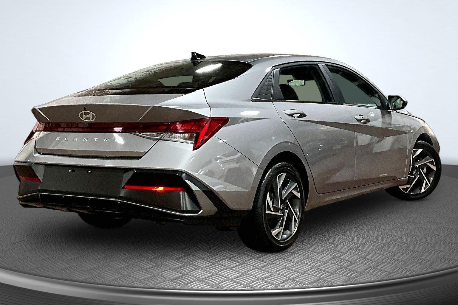 Used 2025 Fluid Metal Hyundai SEL Convenience image 2