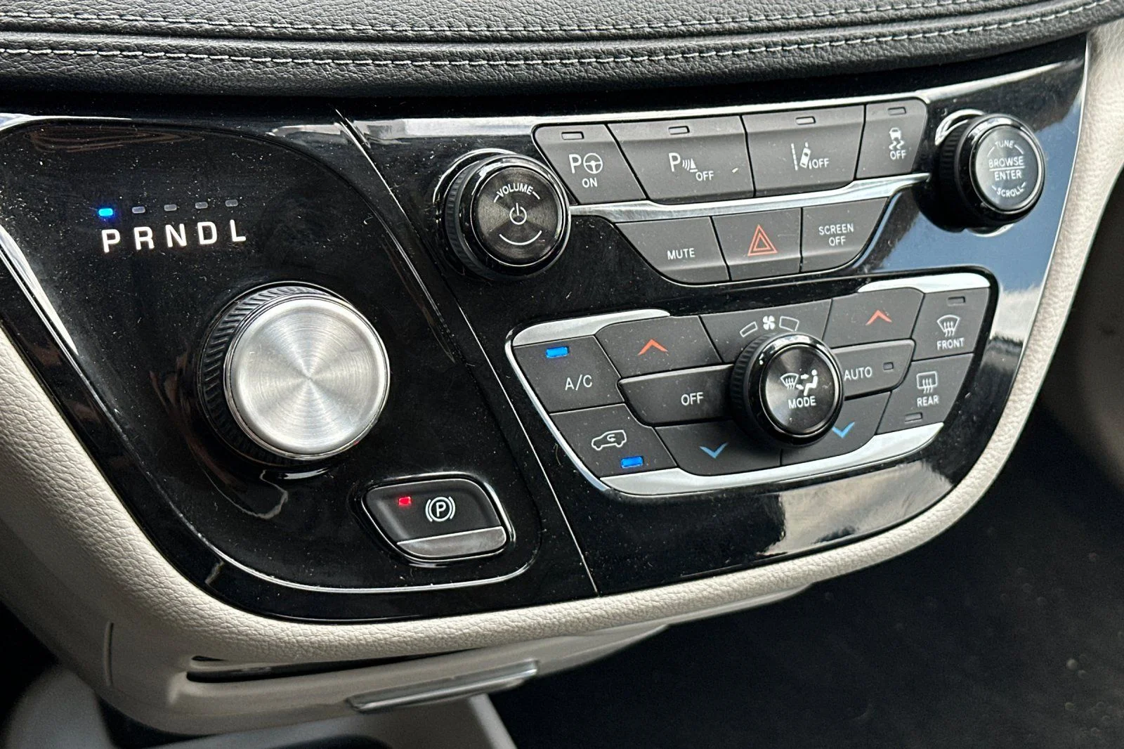 Used 2018 White Chrysler Limited image 23