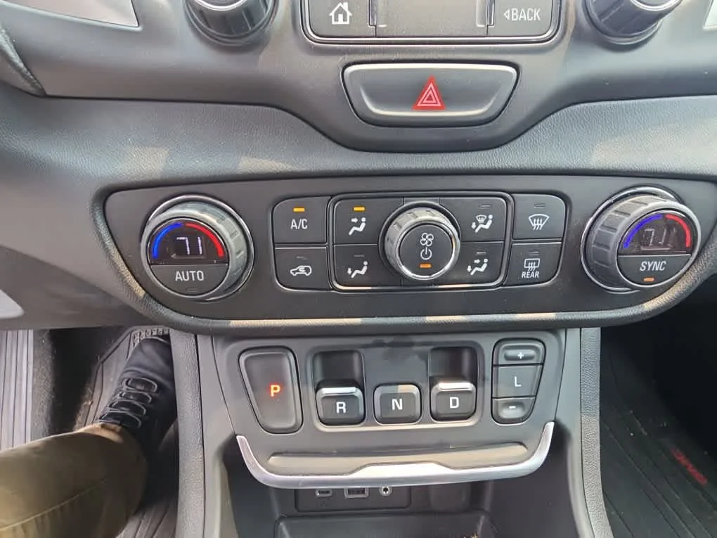 Used 2019 Satin Steel Metallic GMC SLT image 16