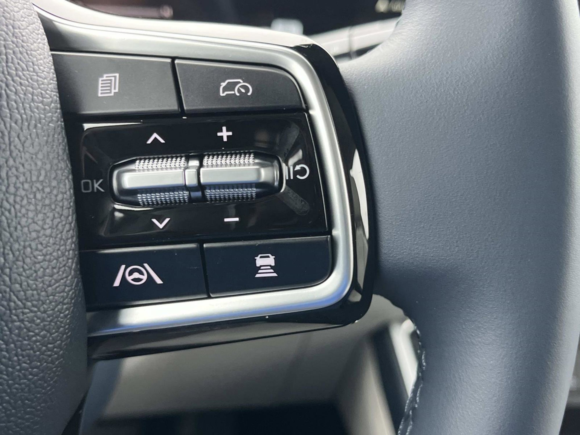 New 2026 Snow White Pearl Kia EX image 30