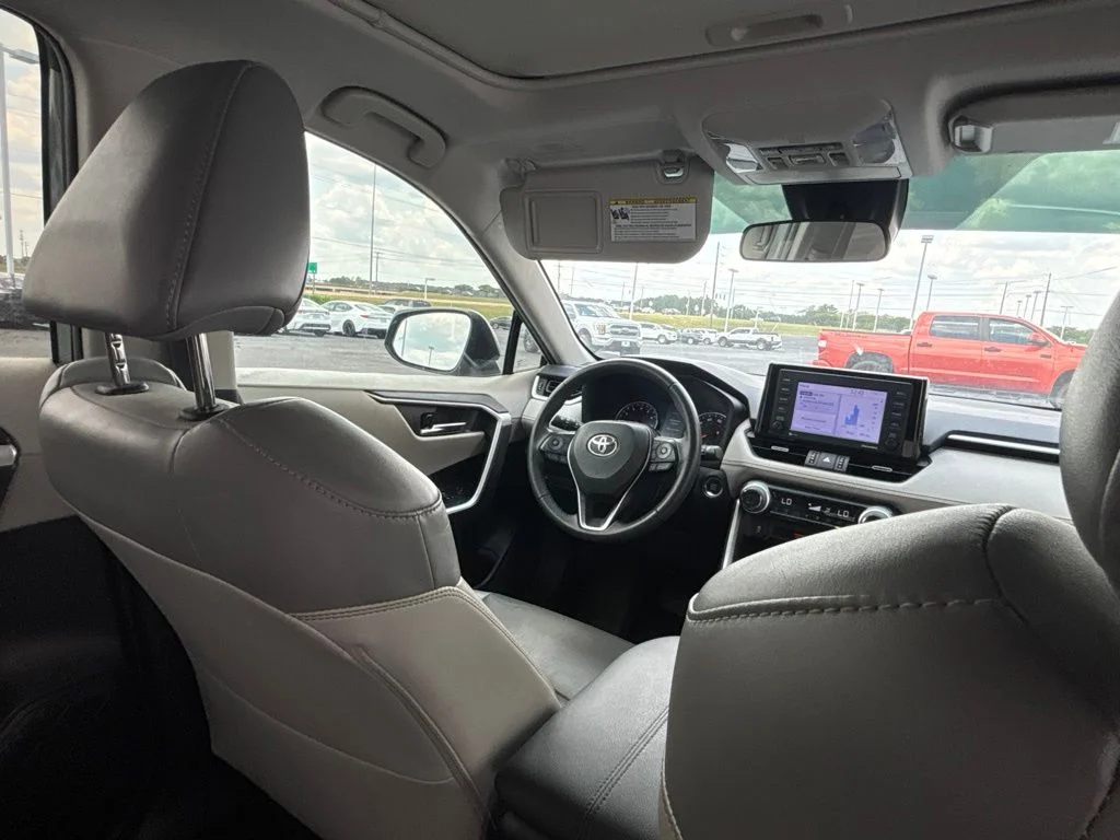 Used 2021  Toyota XLE Premium image 25