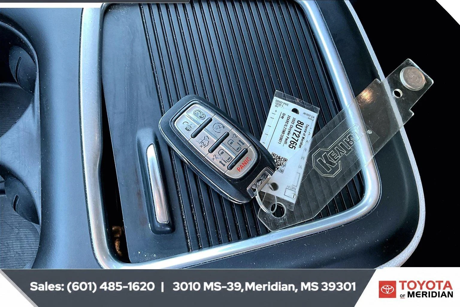 Used 2022 Ceramic Gray Clearcoat Chrysler Hybrid Touring L image 9