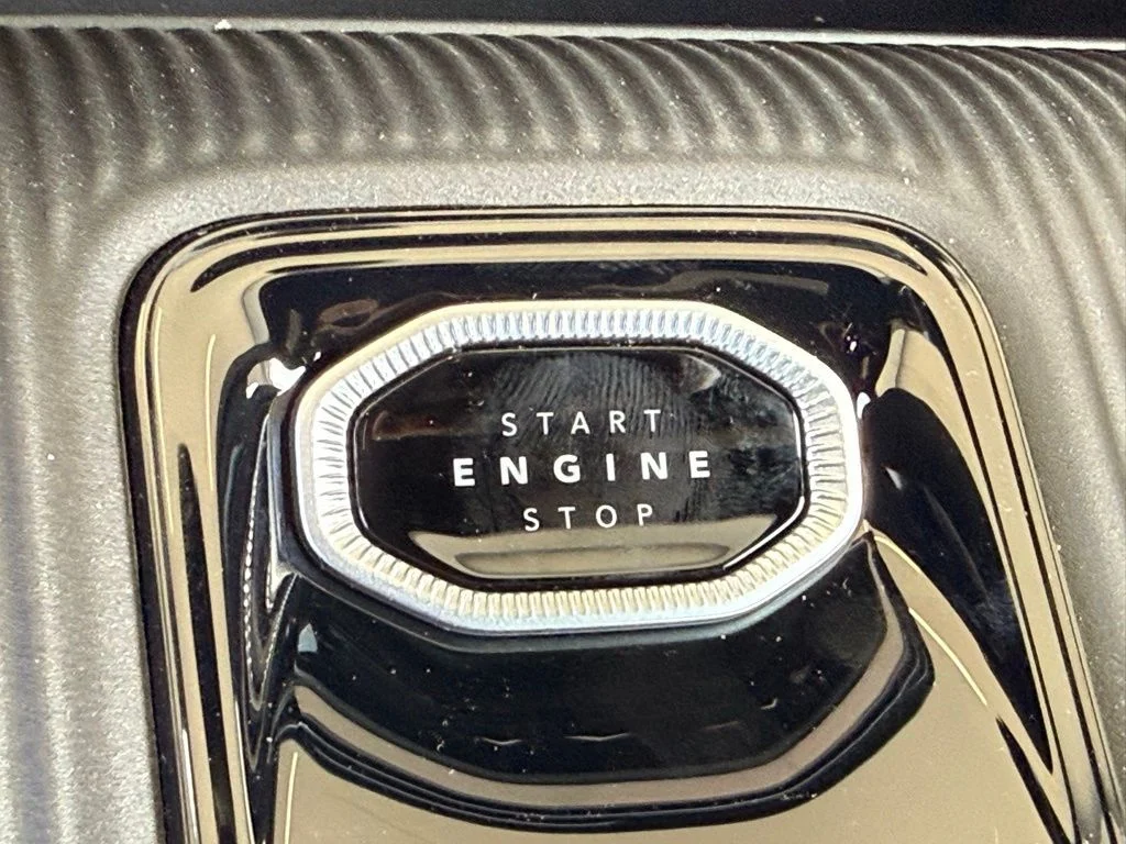 New 2026 Bright White Clear-Coat Exterior Paint Jeep Laredo image 19