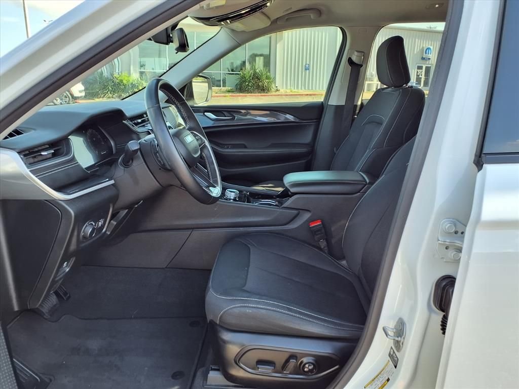 Used 2021 White Jeep Laredo image 16