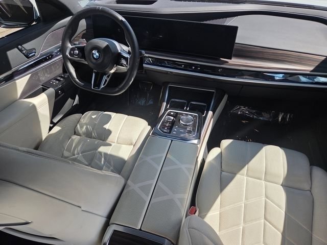 2025 BMW 7 Series 760i - Photo 31