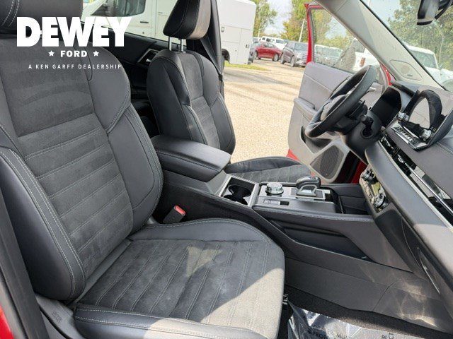 Used 2023 Red Mitsubishi SE Black Edition image 37