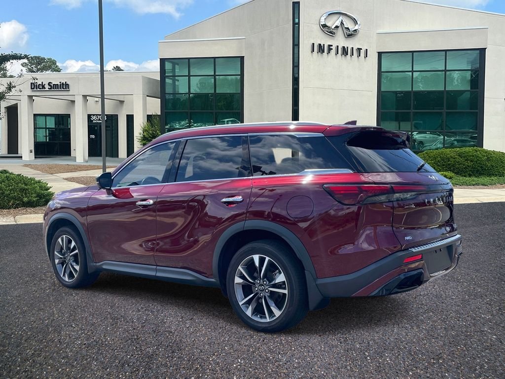 Used 2023 Red INFINITI LUXE image 4