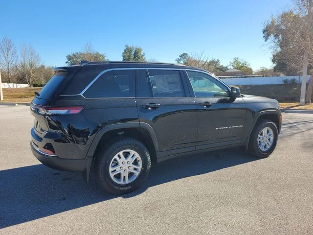 New 2025 Diamond Black Crystal Pearl-Coat Exterior Paint Jeep Laredo image 12