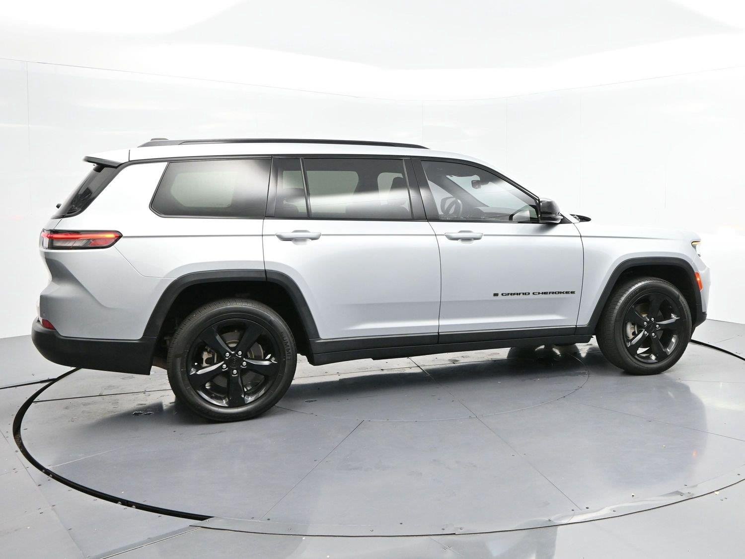 Used 2021 Silver Jeep Altitude image 8