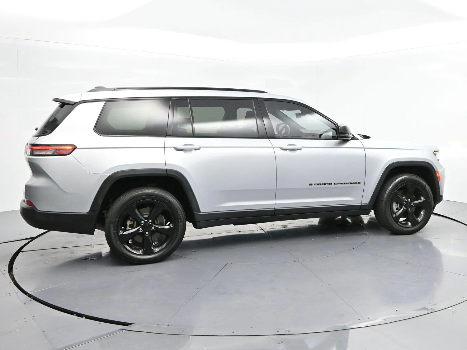 Used 2021 Silver Jeep Altitude image 8