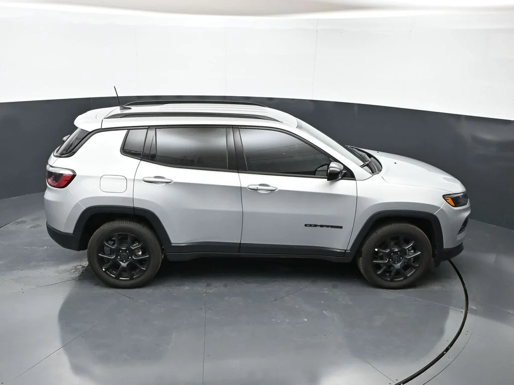 New 2026 Silver Zynith Metallic Clear-Coat Exterior Paint Jeep Latitude image 33