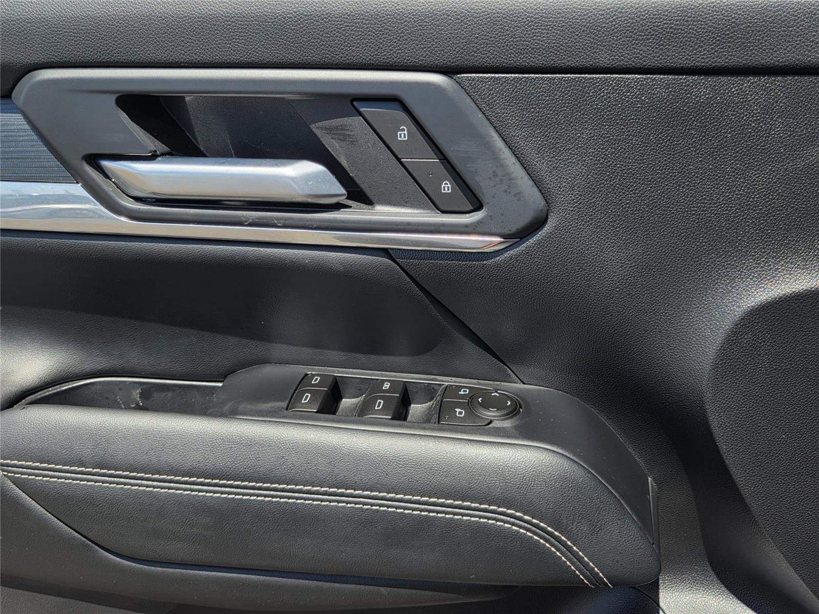 Used 2026 Summit White GMC FWD Elevation image 18