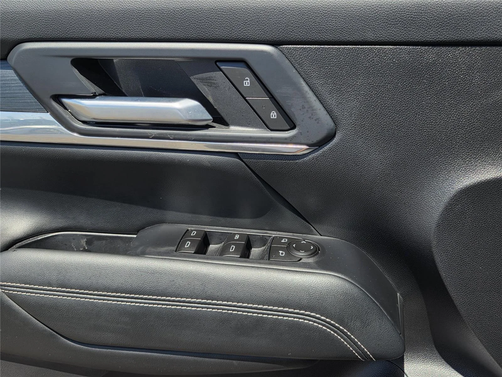 Used 2026 Summit White GMC FWD Elevation image 18