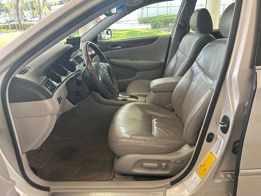 Used 2002  Lexus 300 image 5