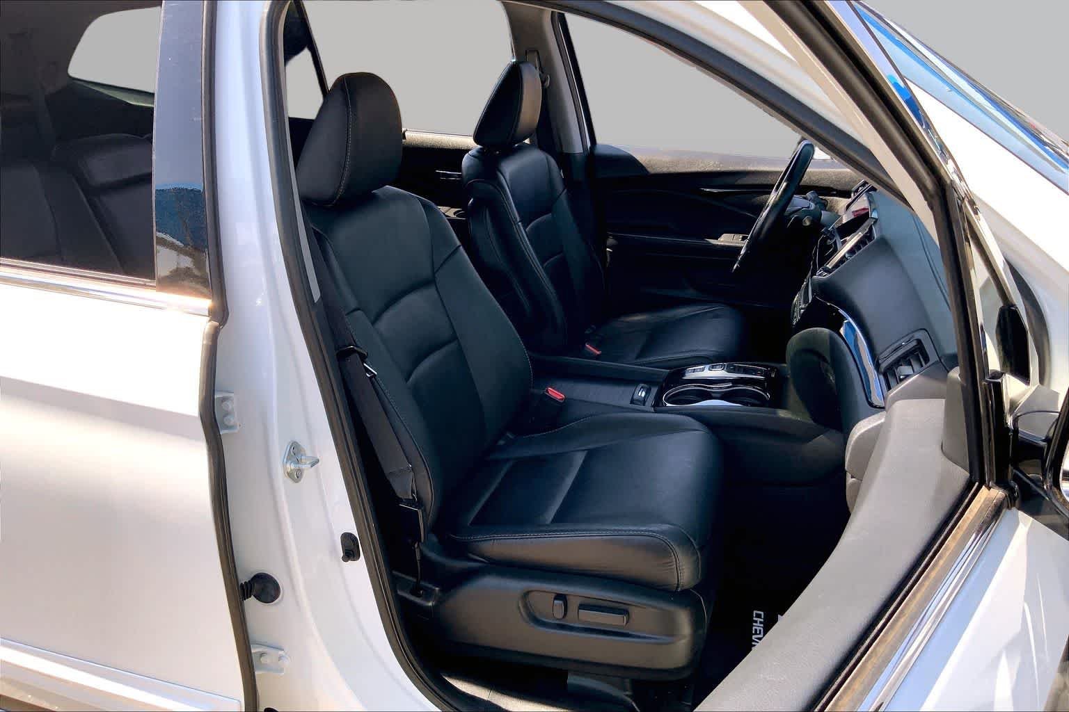 Used 2021 Platinum White Pearl Honda Touring 8-Passenger image 9