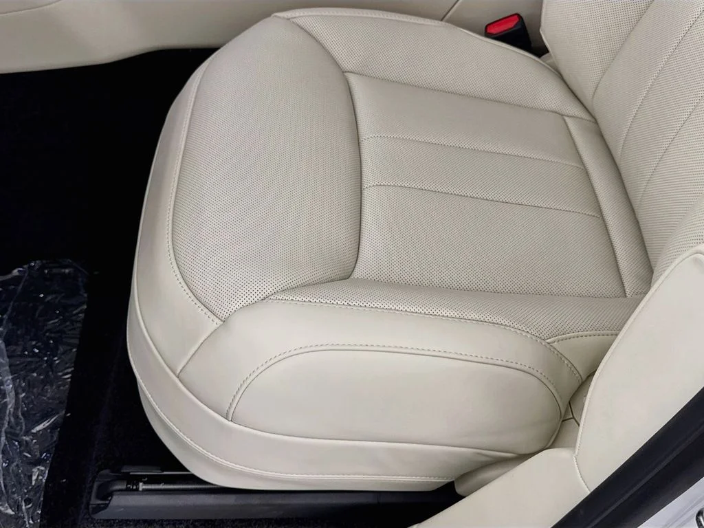 New 2027 Fuji White Land Rover SE image 20