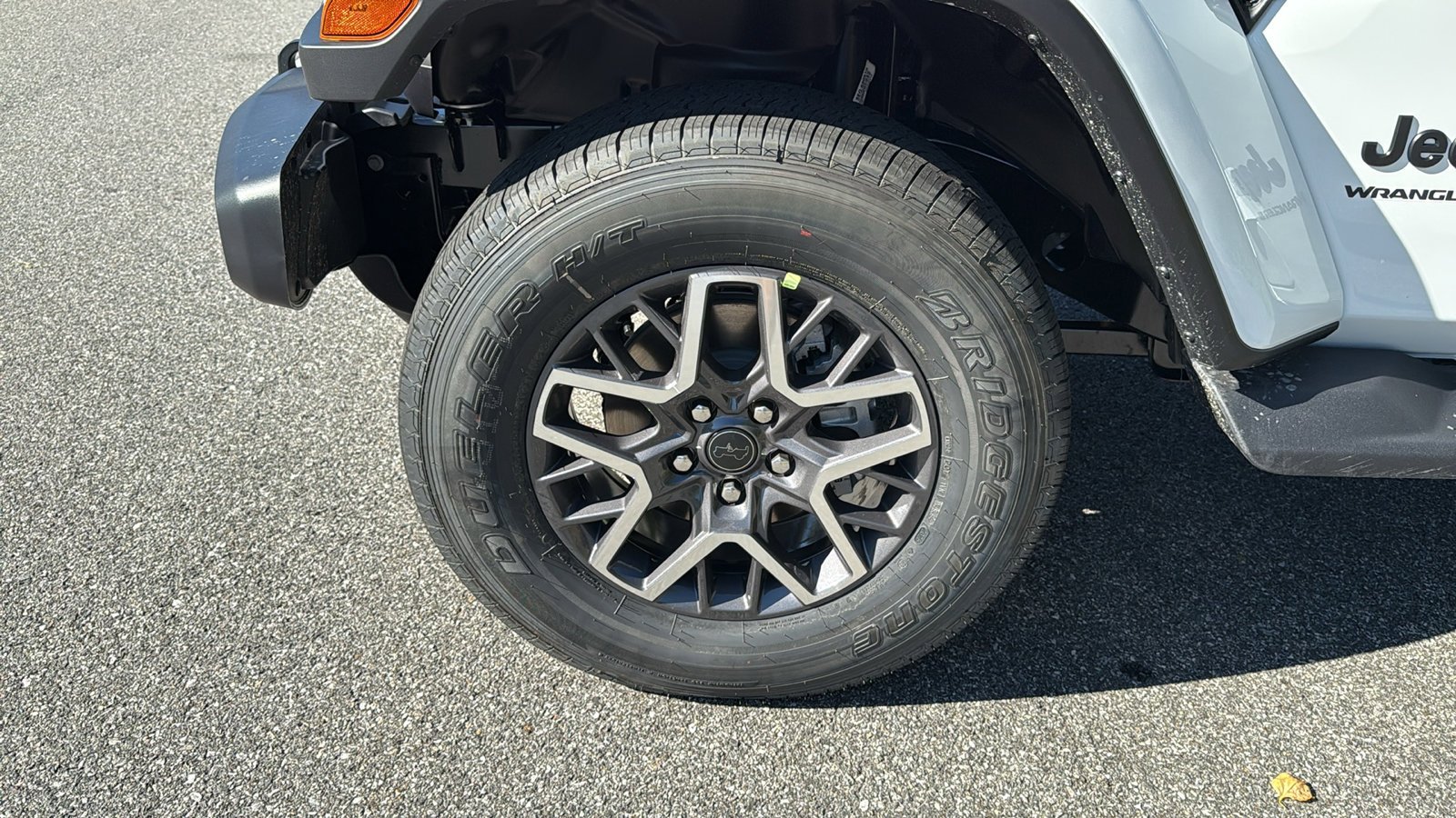 2025 Jeep Wrangler Sahara photo 4