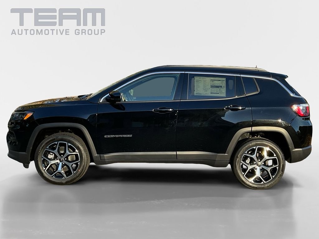 New 2026 Diamond Black Crystal Pearl-Coat Exterior Paint Jeep Limited image 4