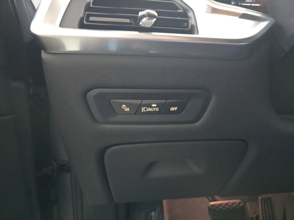 Used 2026 Skyscraper Grey Metallic BMW xDrive40i image 27