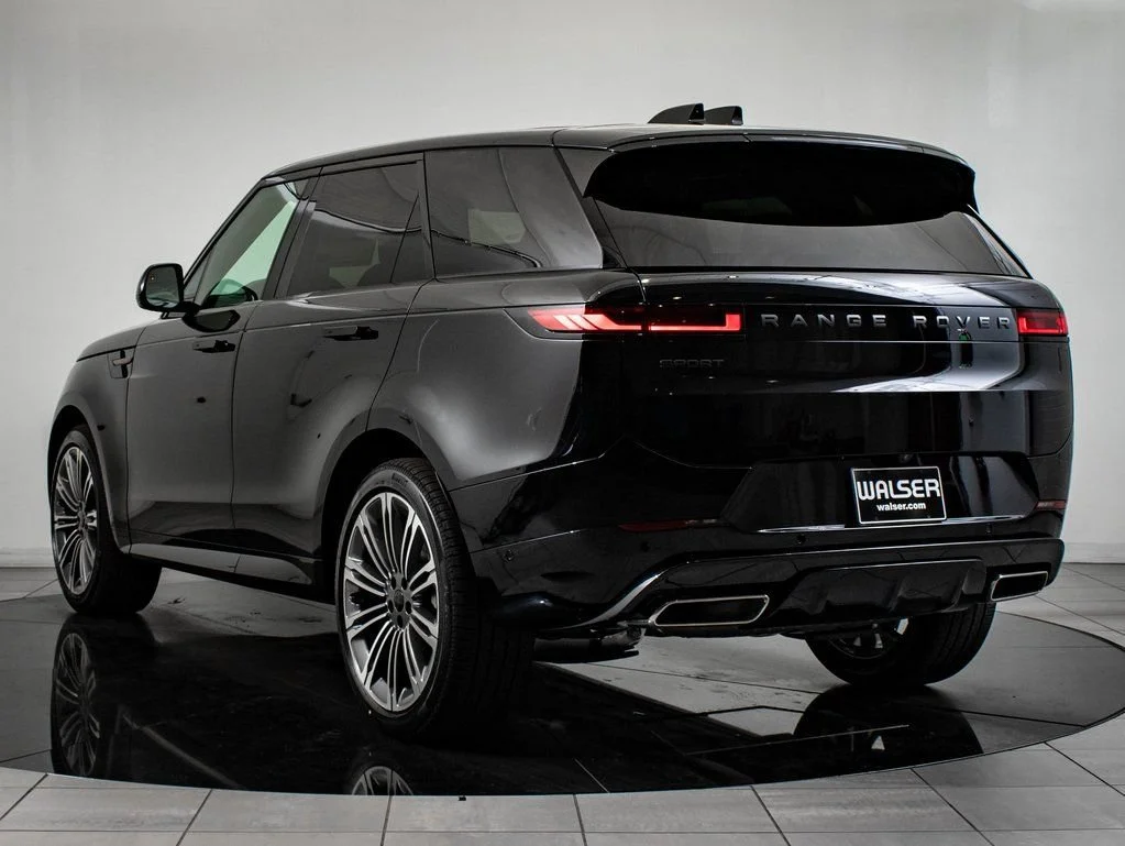 New 2026 Santorini Black Metallic Land Rover Dynamic SE image 6