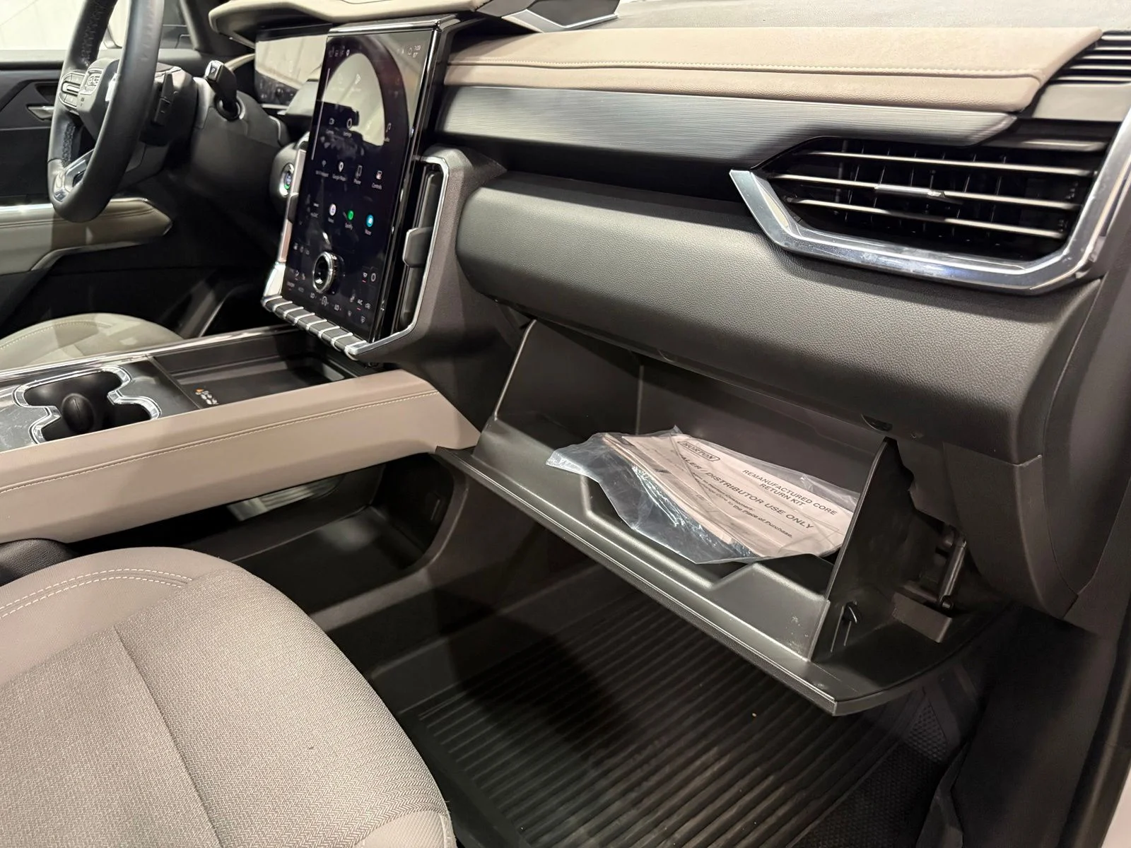 Used 2025 White GMC Elevation image 28
