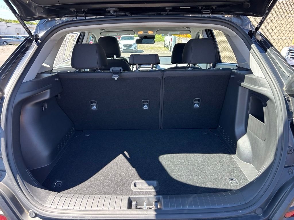 Used 2020 Black Hyundai SE image 30